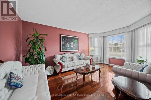 915 Catskill Drive, Oshawa, ON - Indoor Photo Showing Living Room