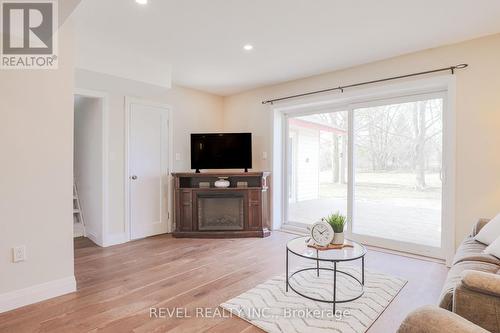 75 Adelaide Street S, Kawartha Lakes, ON - Indoor Photo Showing Living Room