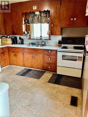 386 Argyle Street, Woodstock, ON - Indoor Photo Showing Kitchen With Double Sink