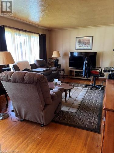 386 Argyle Street, Woodstock, ON - Indoor Photo Showing Living Room