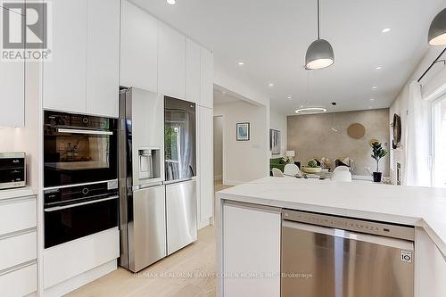 22 Skywood Drive, Richmond Hill, ON - Indoor Photo Showing Kitchen