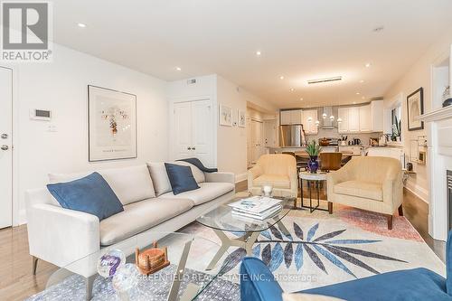 117 Chaplin Crescent, Toronto, ON - Indoor Photo Showing Living Room