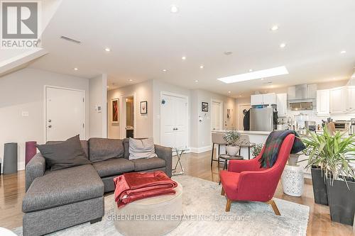 117 Chaplin Crescent, Toronto, ON - Indoor Photo Showing Living Room