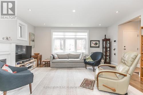 117 Chaplin Crescent, Toronto, ON - Indoor Photo Showing Living Room