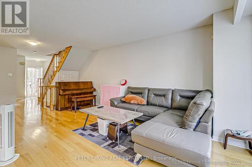39 Eagleview Crescent, Toronto, ON - Indoor Photo Showing Living Room