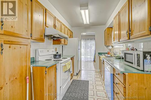 39 Eagleview Crescent, Toronto, ON - Indoor Photo Showing Kitchen