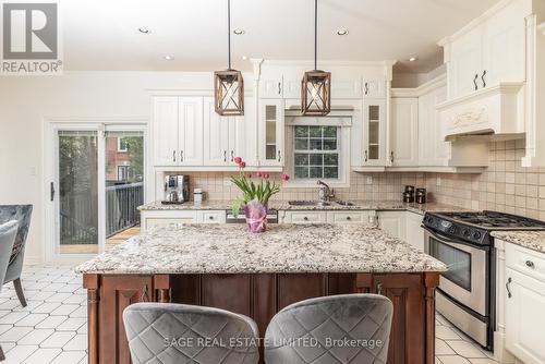 78 Gatcombe Circle, Richmond Hill, ON - Indoor Photo Showing Kitchen With Upgraded Kitchen