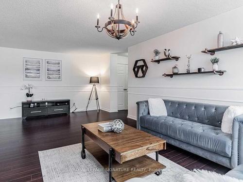 402-3700 Kaneff Cres, Mississauga, ON - Indoor Photo Showing Living Room