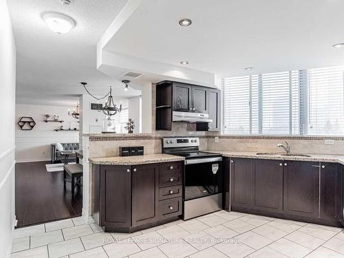 402-3700 Kaneff Cres, Mississauga, ON - Indoor Photo Showing Kitchen