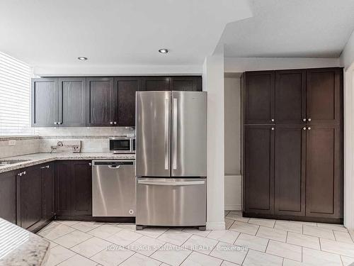 402-3700 Kaneff Cres, Mississauga, ON - Indoor Photo Showing Kitchen