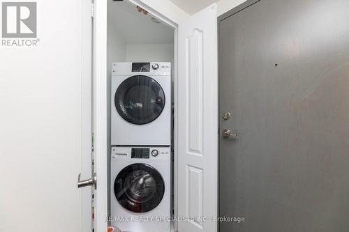 1807 - 10 Yonge Street, Toronto, ON - Indoor Photo Showing Laundry Room
