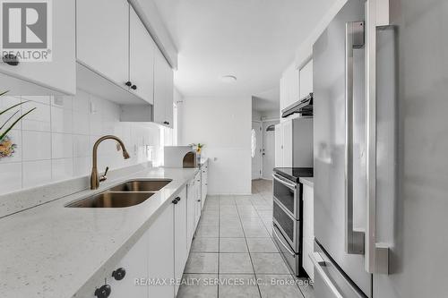 5343 Bullrush Drive, Mississauga, ON - Indoor Photo Showing Kitchen With Double Sink