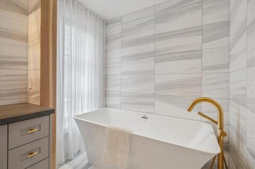 2103 Paisley Avenue, Burlington, ON - Indoor Photo Showing Bathroom