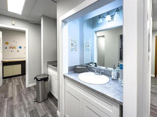 694 Seymour Street, Kamloops, BC - Indoor Photo Showing Bathroom