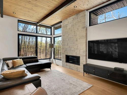 Salon - 200 Allée Des Weskarinis, Mont-Tremblant, QC - Indoor Photo Showing Living Room With Fireplace