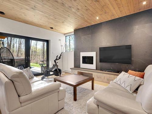 Salle familiale - 200 Allée Des Weskarinis, Mont-Tremblant, QC - Indoor Photo Showing Living Room With Fireplace