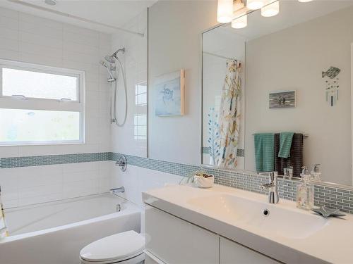 1756-1764 Monteith St, Oak Bay, BC - Indoor Photo Showing Bathroom