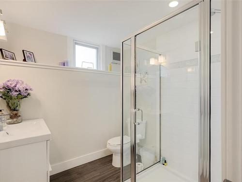 1756-1764 Monteith St, Oak Bay, BC - Indoor Photo Showing Bathroom