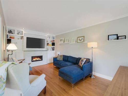 1756-1764 Monteith St, Oak Bay, BC - Indoor Photo Showing Living Room With Fireplace