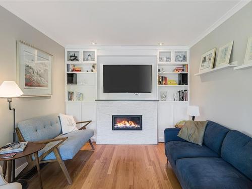 1756-1764 Monteith St, Oak Bay, BC - Indoor Photo Showing Living Room With Fireplace