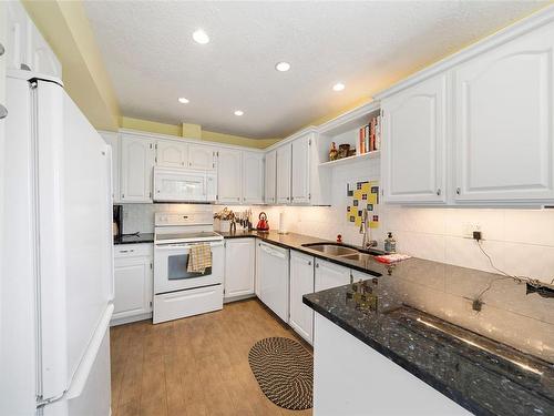 738-6880 Wallace Dr, Central Saanich, BC - Indoor Photo Showing Kitchen With Double Sink