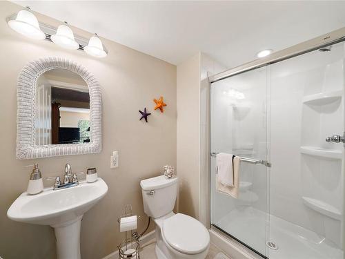 738-6880 Wallace Dr, Central Saanich, BC - Indoor Photo Showing Bathroom