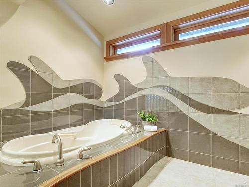 2588 Seaside Dr, Sooke, BC - Indoor Photo Showing Bathroom