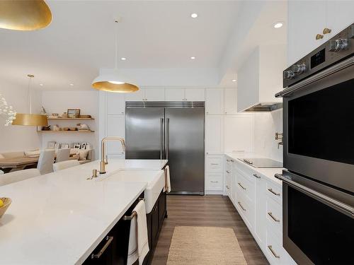 4-4583 Wilkinson Rd, Saanich, BC - Indoor Photo Showing Kitchen With Upgraded Kitchen