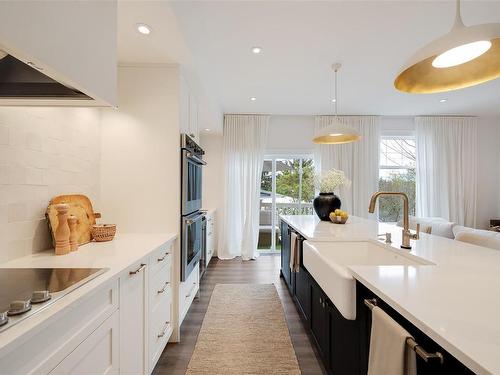 4-4583 Wilkinson Rd, Saanich, BC - Indoor Photo Showing Kitchen With Upgraded Kitchen