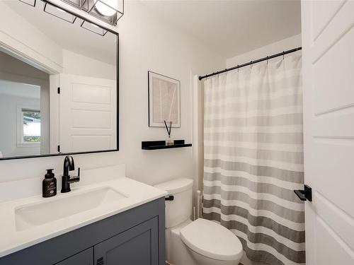 4-4583 Wilkinson Rd, Saanich, BC - Indoor Photo Showing Bathroom
