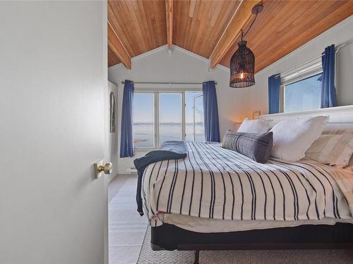 6641 Island Hwy West, Bowser, BC - Indoor Photo Showing Bedroom