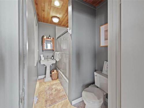 6641 Island Hwy West, Bowser, BC - Indoor Photo Showing Bathroom