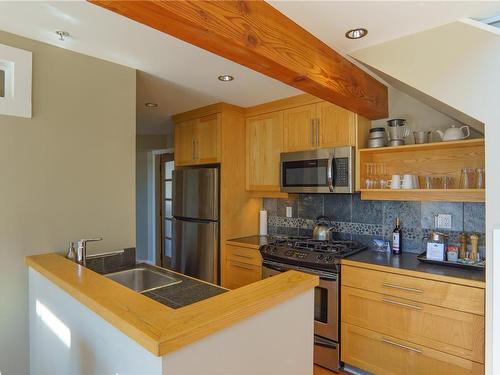 33-1431 Pacific Rim Hwy, Tofino, BC - Indoor Photo Showing Kitchen