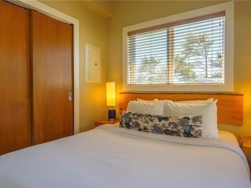 33-1431 Pacific Rim Hwy, Tofino, BC - Indoor Photo Showing Bedroom