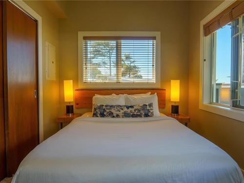 33-1431 Pacific Rim Hwy, Tofino, BC - Indoor Photo Showing Bedroom