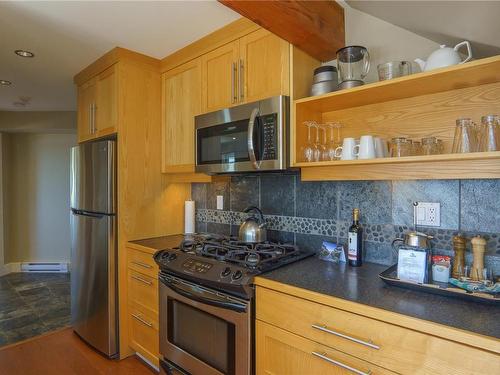 33-1431 Pacific Rim Hwy, Tofino, BC - Indoor Photo Showing Kitchen