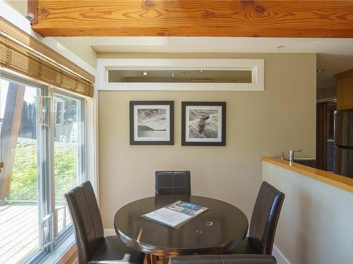 33-1431 Pacific Rim Hwy, Tofino, BC - Indoor Photo Showing Dining Room