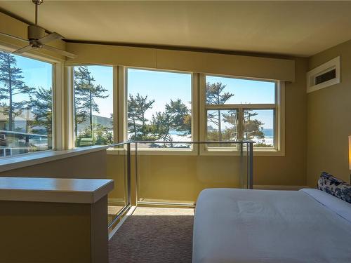 33-1431 Pacific Rim Hwy, Tofino, BC - Indoor Photo Showing Bedroom