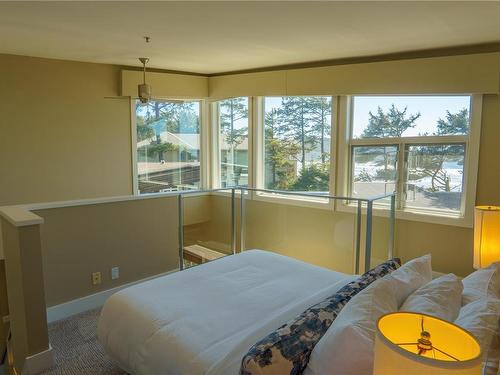 33-1431 Pacific Rim Hwy, Tofino, BC - Indoor Photo Showing Bedroom