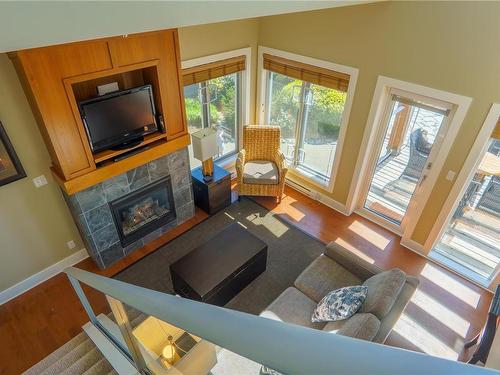 33-1431 Pacific Rim Hwy, Tofino, BC - Indoor Photo Showing Living Room With Fireplace