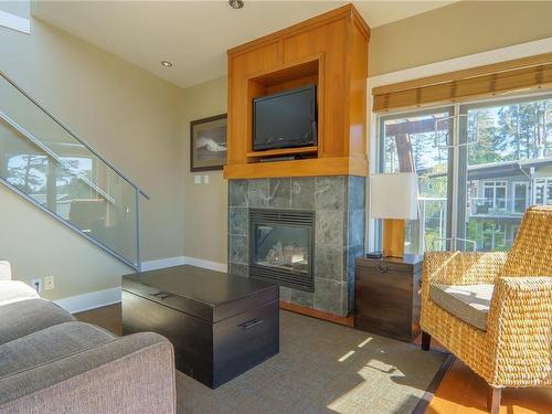 33-1431 Pacific Rim Hwy, Tofino, BC - Indoor Photo Showing Living Room With Fireplace