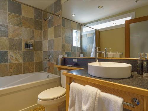 33-1431 Pacific Rim Hwy, Tofino, BC - Indoor Photo Showing Bathroom