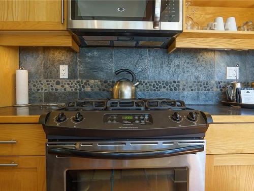 33-1431 Pacific Rim Hwy, Tofino, BC - Indoor Photo Showing Kitchen