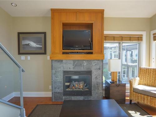 33-1431 Pacific Rim Hwy, Tofino, BC - Indoor Photo Showing Living Room With Fireplace