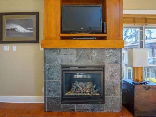 33-1431 Pacific Rim Hwy, Tofino, BC - Indoor Photo Showing Living Room With Fireplace