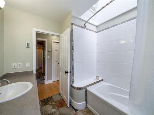 1087 Burnside Rd West, Saanich, BC - Indoor Photo Showing Bathroom