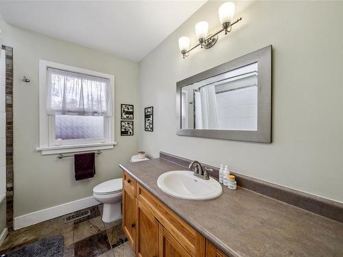 1087 Burnside Rd West, Saanich, BC - Indoor Photo Showing Bathroom