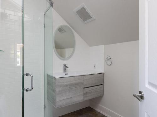 922 Lawndale Ave, Victoria, BC - Indoor Photo Showing Bathroom
