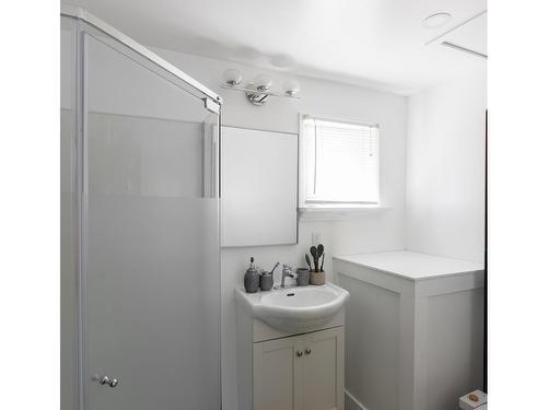922 Lawndale Ave, Victoria, BC - Indoor Photo Showing Bathroom