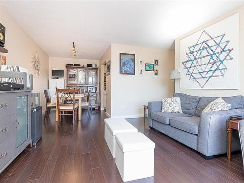 305-7 Gorge Rd West, Saanich, BC - Indoor Photo Showing Living Room
